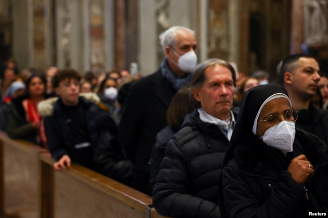 Faithful pay homage to former Pope Benedict in St. Peter's Basilica at the Vatican. (REUTERS/Kai Pfaffenbach)