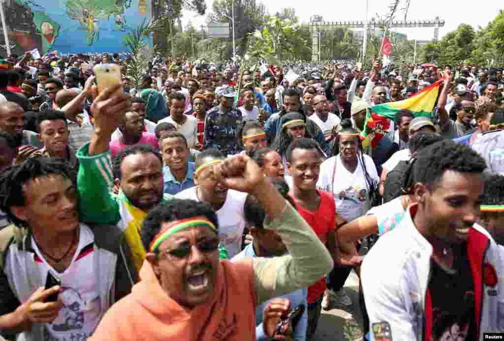 Wananchi wa Ethiopia wakishangilia kuwasili kwa Rais wa Eritrea&#39;s Isaias Afwerki