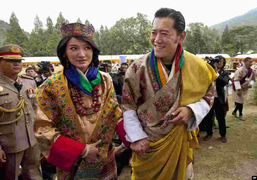 Bhutan's King Jigme Khesar Namgyel Wangchuck and Queen Jetsun Pema greet locals. (AP)