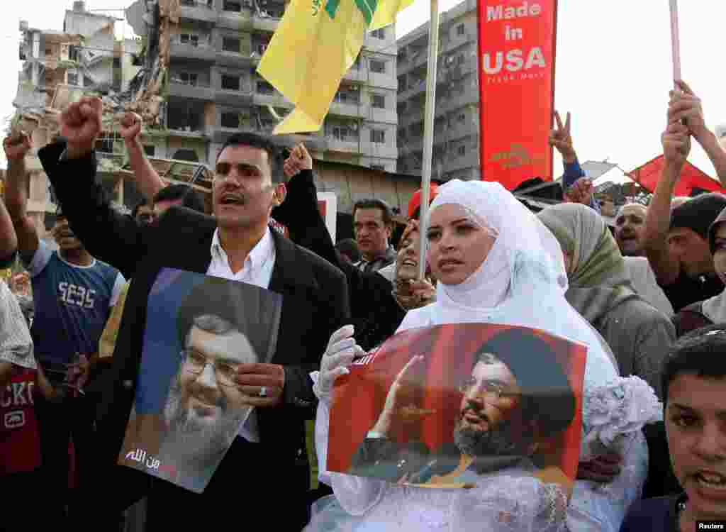 ایک شادی شدہ جوڑا مظاہرے میں تعرہ بازی کر رہا ہے۔