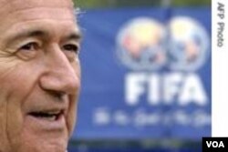 Misye Sepp Blatter devan yon bannyè FIFA