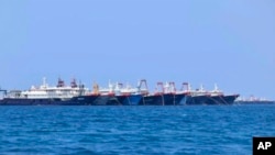 眾多中國船隻停泊在南中國海有爭議的牛軛礁附近。 （2021年3月7日）