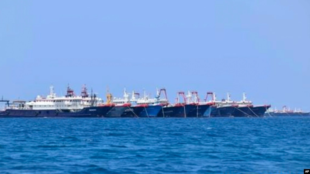 大批中国船只停泊在南中国海有争议的惠特森礁 (中国称牛轭礁，菲律宾称朱利安·费利佩礁）（Whitsun Reef）。（2021年3月7日）(photo:VOA)