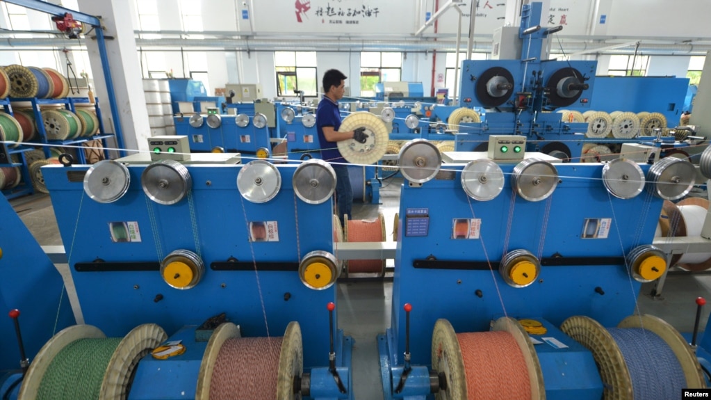 中国浙江省湖州市的一个通讯设备厂光纤生产线上的工人在工作。（2020年5月15日）路透社照片(photo:VOA)