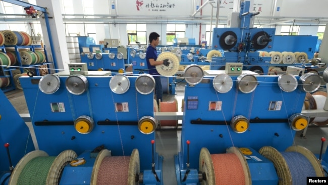 中国浙江省湖州市的一个通讯设备厂光纤生产线上的工人在工作。（路透社2020年5月15日资料照）