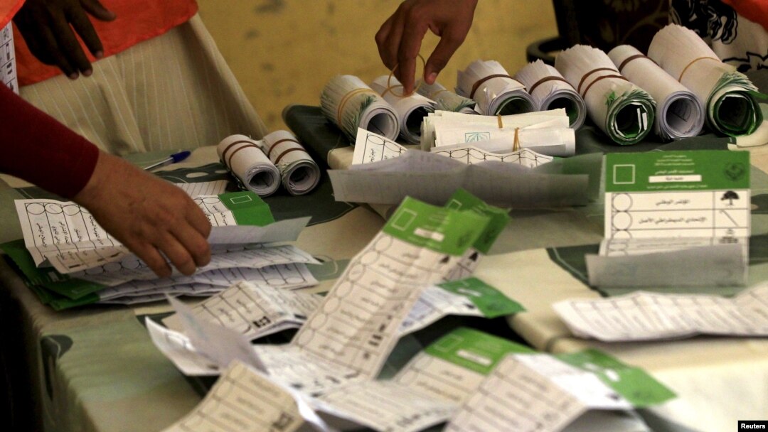 Para petugas menghitung surat suara di sebuah TPS di Khartoum, 17 April 2015 (REUTERS/Mohamed Nureldin Abdallah)