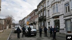 Polisi Belgia berjaga-jaga di sebuah jalan di Verviers, Belgia (16/1). Polisi memblokir sebuah jalan setelah terjadi penggeberegan anti-terroris di Vervier, Belgia.