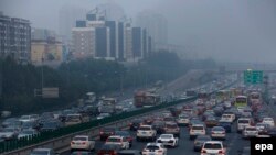 Vehicles go through a main road while the PM2.5 Air Quality Index reaches more than 300 in Beijing, China, October 7, 2015. 