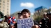 Una persona sostiene la frase "¡Nunca más!" en las afueras del palacio presidencial de La Moneda, durante una ceremonia que conmemora el 50 aniversario del golpe militar de 1973 que derrocó al presidente Salvador Allende, en Santiago, el 11 de septiembre de 2023.