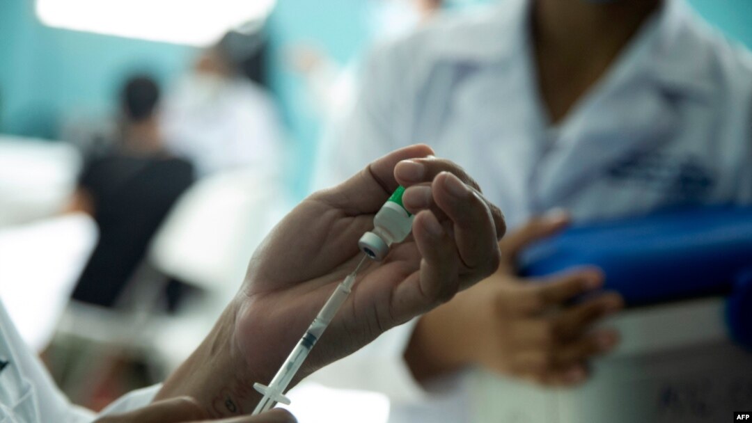Un trabajador de salud prepara una dosis de la vacuna Covishield contra COVID-19, en el Centro de Salud Francisco Buitrago de Managua, el 7 de abril de 2021.