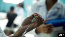 Un trabajador de salud prepara una dosis de la vacuna Covishield contra COVID-19, en el Centro de Salud Francisco Buitrago de Managua, el 7 de abril de 2021.