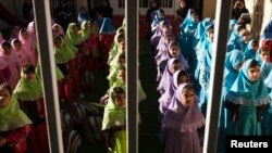 Filles de l'école maternelle Pishtaz informatisée pour les élèves surdoués, à Téhéran, le 15 octobre 2011. Les parents peuvent regarder les activités de leurs enfants via des caméras installées dans les espaces publics de l'école. (Reuters/Raheb Homavandi)