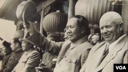 1954年 (從右至左) 赫魯曉夫,毛澤東,金日成和周恩來 (美國之音白樺攝自赫魯曉夫展覽)