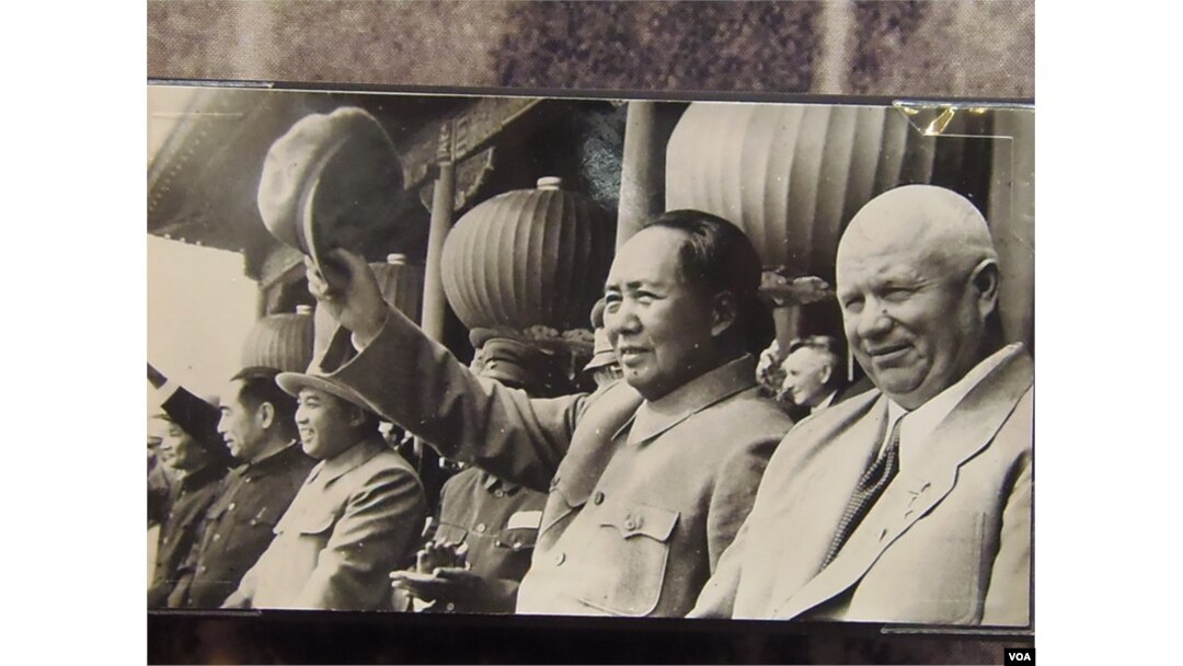 1954年赫鲁晓夫和毛泽东、金日成、周恩来在天安门上(美国之音白桦翻摄自莫斯科的赫鲁晓夫展览)