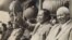 1954年 (從右至左) 赫魯曉夫,毛澤東,金日成和周恩來 (美國之音白樺攝自赫魯曉夫展覽)