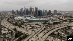 ARCHIVO - Vista aérea del intercambio de las autopistas 10 y 110 en el centro de Los Ángeles,Tuesday, el 5 de septiembre de 2023.