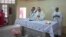 Des prélats catholiques célèbrent une messe dans l’église Tchakidjebe, près de Maroua, Cameroun, janvier 2014.