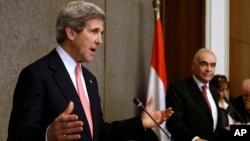 U.S. Secretary of State John Kerry, left, speaks to the media with Egyptian Foreign Minister Mohammed Kamel Amr, at the Ministry of Foreign Affairs in Cairo, March 2, 2013.