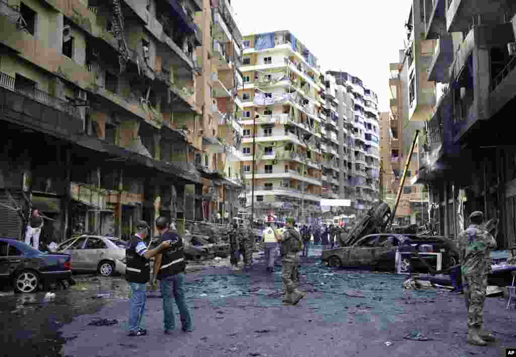 Lebanese Army investigators inspect at the site of a car bomb explosion in southern Beirut, August 16, 2013.