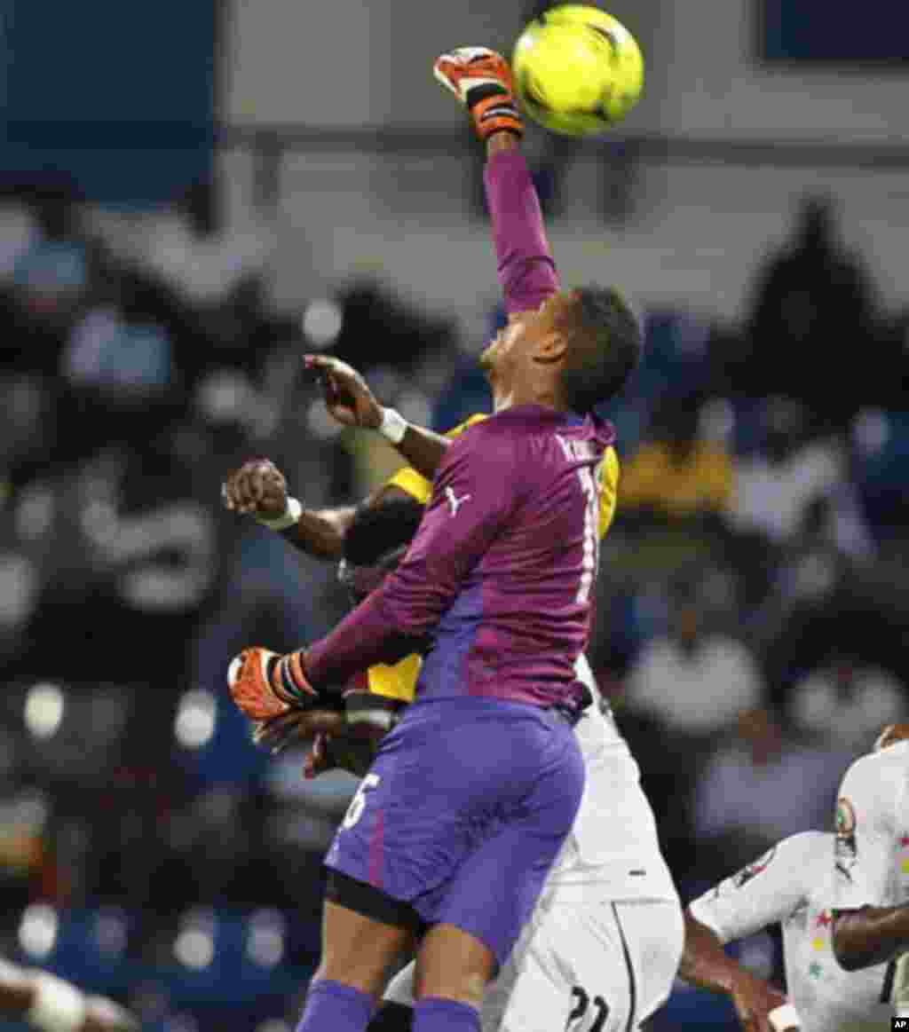 Ghana's goalkeeper Adam Kwarasey makes a save during their African Nations Cup Group D soccer match against Mali in Franceville Stadium January 28, 2012.
