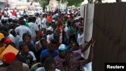 Haitians stand outside the Ministry of Interior and Police while waiting to register in the so-called "regularization" program, in Santo Domingo, June 17, 2015. 