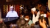 Wartawan India mendengarkan pembicaraan via video ulama Islam dan pendiri Yayasan Penelitian Islam, Zakir Naik, di Mumbai, India, 15 Juli 2016. (Foto:Dok)