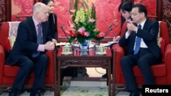 China's Premier Li Keqiang (R) gestures as he talks to California Governor Jerry Brown during a meeting at the Zhongnanhai Leadership Compound in Beijing, April 11, 2013. 