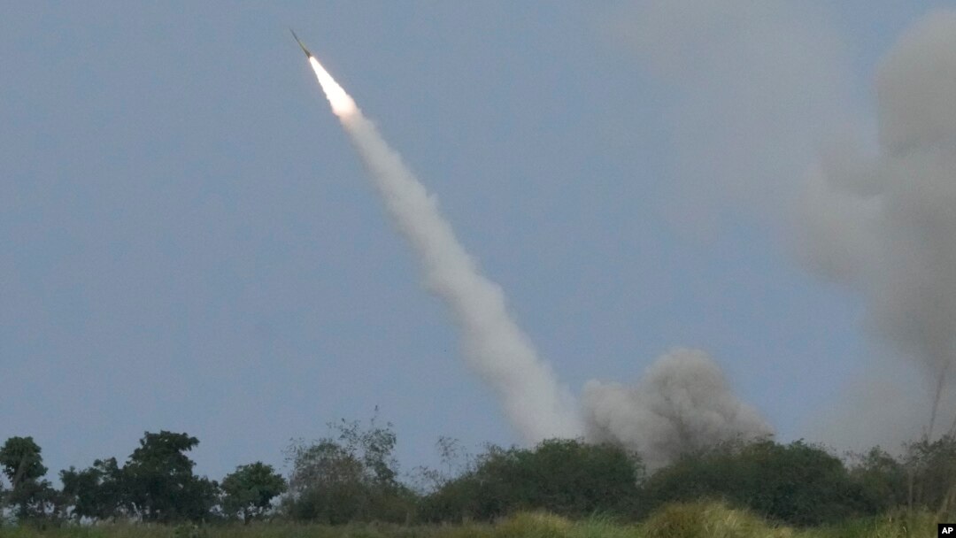Hệ thống pháo phản lực cơ động cao M142 (HIMARS) của Hoa Kỳ bắn tên lửa trong cuộc tập trận chung "Balikatan" ở tỉnh Zambales, miền bắc Philippines vào ngày 26/4/2023. Hoa Kỳ đã triển khai hệ thống tên lửa Typhon tới Philippines trong cuộc tập trận vào tháng 4/2024.