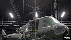  El "Huey" fue el icónico helicóptero de la guerra de Vietnam. Los helicópteros llegaron a Vietnam en 1962 como ambulancias aéreas.