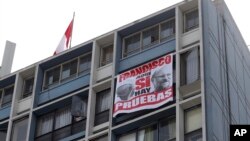 Bannière montrant le Pape François et le Cardinal Sean O'Malley dont le message dit "Francisco, ici nous avons des preuves", près du Sanctuaire Notre-Seigneur des Miracles, Lima , 21 janvier 2018.