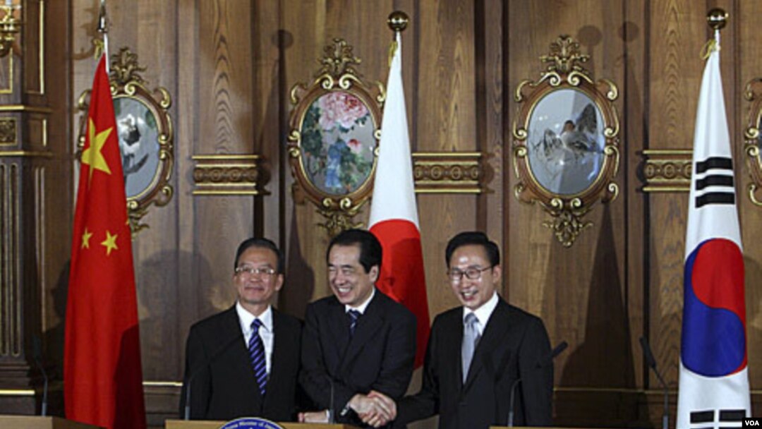 Pemimpin Tiongkok, Jepang dan Korsel berjabat tangan di akhir KTT tiga negara di Tokyo (22/5).