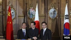 Pemimpin Tiongkok, Jepang dan Korsel berjabat tangan di akhir KTT tiga negara di Tokyo (22/5).