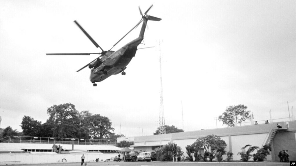 资料照片：一些美国使馆工作人员和越南平民乘坐美军直升机从越南西贡做最后一刻的紧急撤离。（1975年4月29日）(photo:VOA)