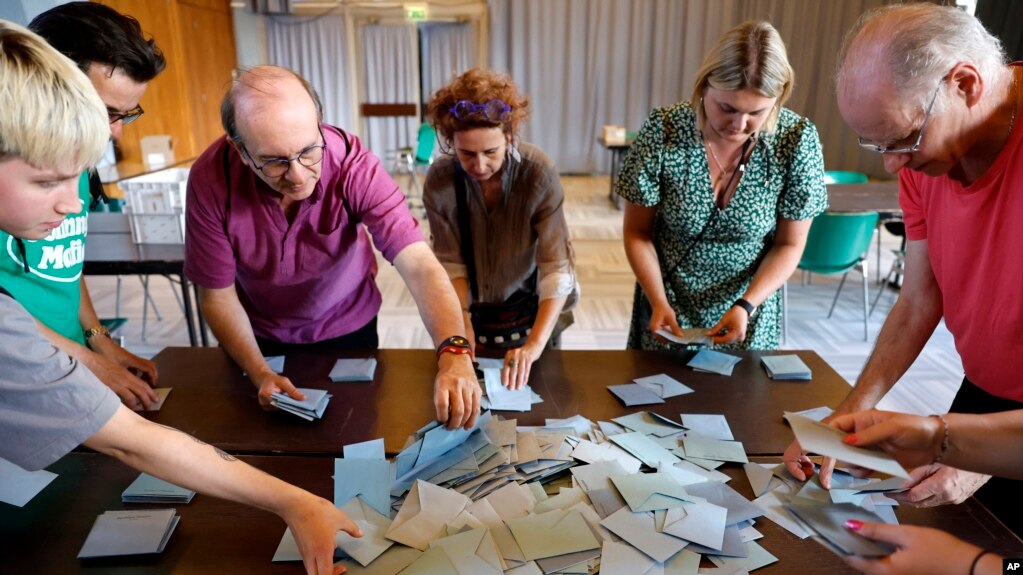 Trabajadores electorales cuentan votos durante la segunda ronda de comicios legislativos en Schiltgheim, en el este de Francia, el 7 de julio de 2024.