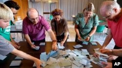 Trabajadores electorales cuentan votos durante la segunda ronda de comicios legislativos en Schiltgheim, en el este de Francia, el 7 de julio de 2024.