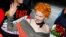 ARCHIVO - Vivienne Westwood saluda a los asistentes en la Semana de la Moda de Milan, en enero de 2010.