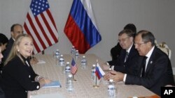 US Secretary of State Clinton, left, meets with Russian Foreign Minister Lavrov in Phnom Penh, Cambodia, Nov. 20, 2012