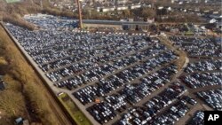 Mobil-mobil baru Jerman disimpan di pusat logistik di Essen, Jerman, Senin, 3 Februari 2025, saat Presiden Amerika Serikat Trump mengancam Uni Eropa (UE) dengan tarif baru. (Martin Meissner/AP)