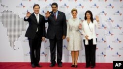 El presidente de Panamá, Juan Carlos Valera (izq.), el presidente de Venezuela Nicolás Maduro, Lorena Castillo, primera dama de Panamá, y Cilia Flores, primera dama de Venezuela (primera a la derecha), posan en la Cumbre de las Américas de 2015 en Ciudad de Panamá. Los mandatarios ahora se acusan mutuamente de lavado de dinero y han anunciado sanciones a funcionarios de sus respectivos gobiernos.