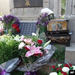 一位六四死難者的骨灰盒旁擺滿了獻花(資料照片)