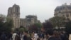 Residentes de París y turistas observan la Catedral de Notre Dame dañada por un incendio el lunes, 15 de abril de 2019.