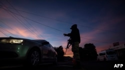 Ningún guardia ni policía resultó herido en los hechos. En la foto, la vista de un puesto de control controlado por la policía comunitaria, en Cheran, Michoacan, otro estado de México.