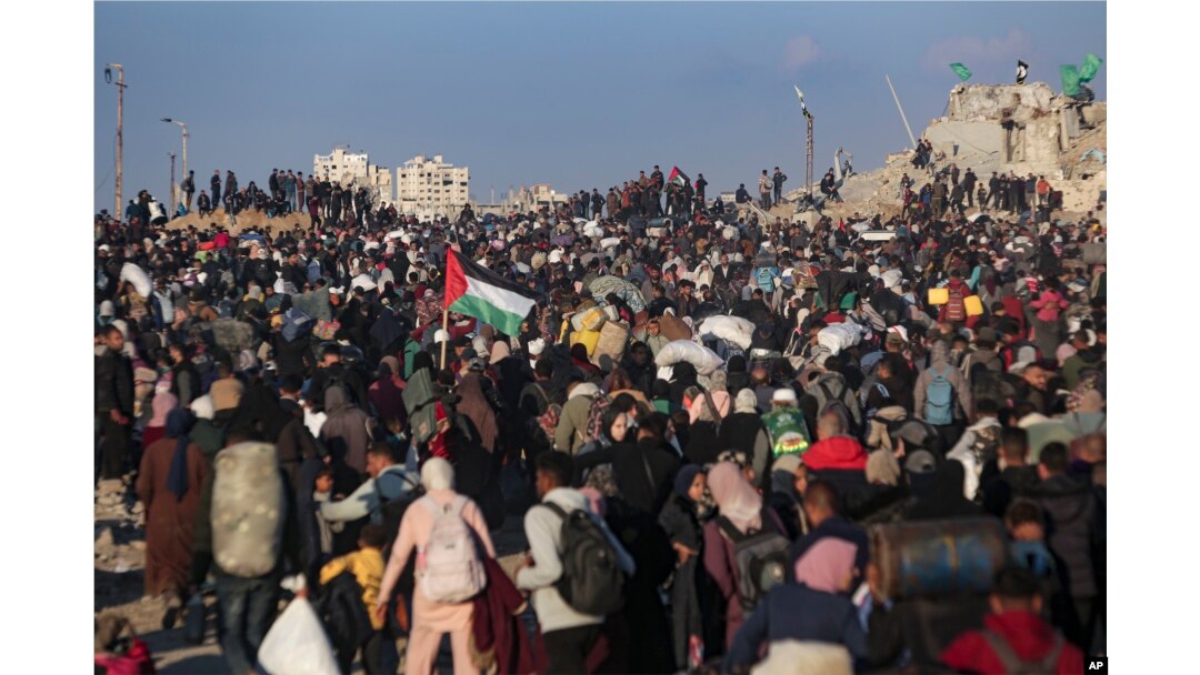 Raseljeni Palestinci stižu u severni pojas Gaze, nakon odluke Izraela da dozvoli hiljadama njih da se vrate prvi put nakon početka 15-mesečnog rata sa Hamasom, 27. januara 2025.