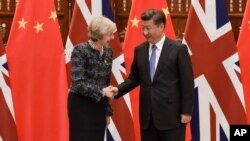 지난해 9월 G-20 정상회의가 열린 중국 항저우에서 시진핑 중국 국가주석(오른쪽)과 테레사 메이 영국 총리가 만나 악수하고 있다.
