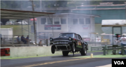 미 남부 테네시주 채터누가에서 열린 ‘남동부 노스탤지어 드래그 레이싱’ 대회에 참가한 차가 전력질주하고 있다.