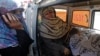 کراچی میں گزشتہ روز قتل ہونے والی انسدادِ پولیو مہم سے منسلک ایک خاتون رضاکار کی لاش ایمبولینس میں رکھی ہے 