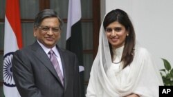 Pakistan's Foreign Minister Hina Rabbani Khar (R) shakes hands with Indian counterpart Somanahalli Mallaiah Krishna before their meeting in New Delhi July 27, 2011.