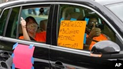 Varias personas participan en una caravana el miércoles frente a la oficina del senador John Kennedy en el edificio federal Hale Boggs, en Nueva Orleáns, Luisiana, para solicitar la prórroga de la ayuda de 600 dólares semanales a desempleados.