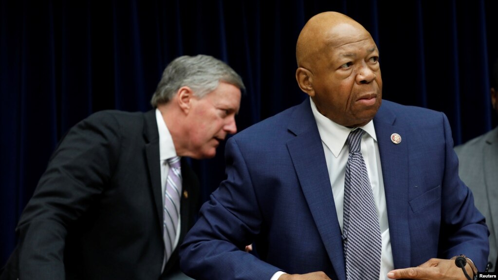 ARCHIVO- El presidente del Comité de Supervisión y Reforma de la Cámara de Representantes, legislador Elijah Cummings, demócrata por Maryland (der.) y el legislador Mark Meadows, republicano por Carolina del Norte, durante audiencia del comité, el 12 de junio de 2019.