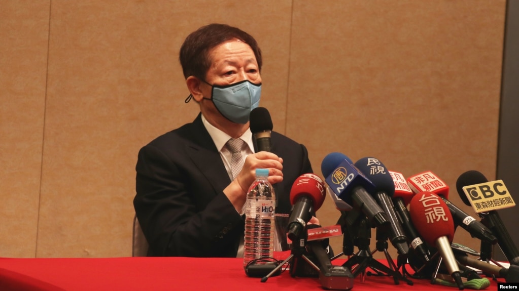 台积电董事长刘德音在6月9日股东常会后接受媒体提问。 （美国之音李玟仪拍摄）(photo:VOA)
